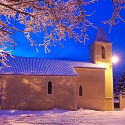 Eglise de piégut sous la neige, depuis la place du village
